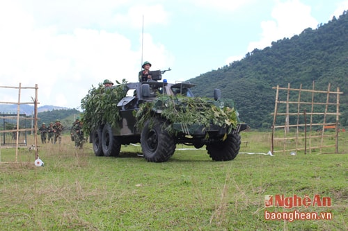Đại đội BTR-152 thực hành đánh chiếm mục tiêu trong diễn tập CH-TM của Bộ CHQS tỉnh năm 2016. 