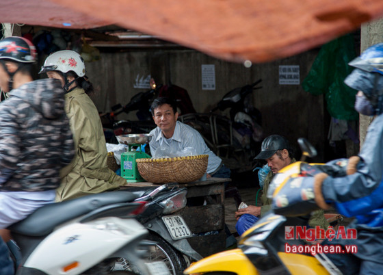 Bán hàng, nhất là bán hàng ở chợ thường là công việc dành cho người phụ nữ. Tuy nhiên, thời gian gần đây còn xuất hiện các đấng mày râu đứng ra mở quầy từ bán cam, bún, chè…