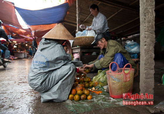 Ông Long, bán cam ở chợ Quang Trung cho biết, ông ngồi bán ở chợ cũng vài năm nay. Ban đầu cũng có vài người trêu ghẹo việc đàn ông đi bán hàng nhưng ông đều cười cười bỏ qua.