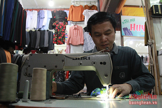 Chú Thiều Ngọc Quang, 50 tuổi, làm thợ may hơn 20 năm cho biết, cũng không hiếm đàn ông chọn nghề thợ may. Có người chuyên may quần áo cho nam giới nhưng cũng có người may đồ cho cả nữ giới.