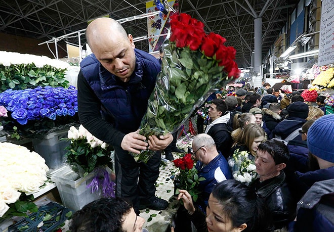 Chợ hoa Rizhsky ở thủ đô Moscow, Nga chật cứng người mua trong ngày lễ này. Ảnh: Reuters