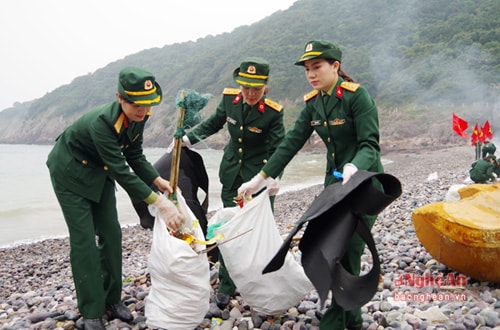 Hội Phụ nữ Bộ CHQS tỉnh tham gia vệ sinh môi trường biển. Ảnh: Hoàng Long