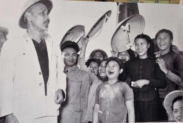 Chủ tịch Hồ Chí Minh thăm hỏi chị em dân công lao động đào mương chống hạn ở Từ Liêm, Hà Nội, ngày 16/12/1958