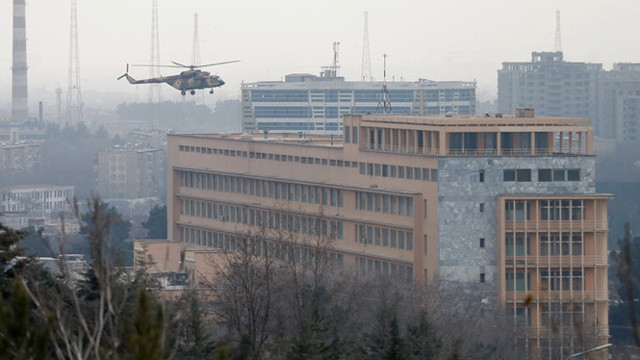 Trực thăng quân đội Afghanistan tiến đến bệnh viện quân y, nơi các tay súng đang chiếm giữ. Ảnh: Reuters