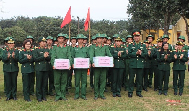 Hội Phụ nữ Bộ Tham mưu thăm, tặng quà, động viên chiến sỹ mới 2017 tại Tiểu đoàn 38 Hóa học - BTM. Ảnh: Trần Dũng