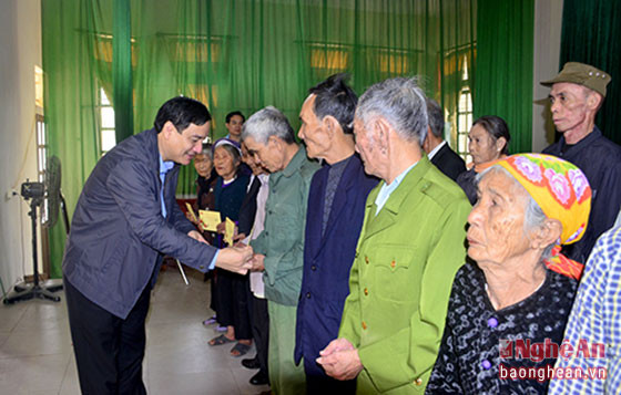 Bí thư Tỉnh ủy tặng quà cho các hộ nghèo, gia đình chính sách huyện Quỳnh Lưu. Ảnh: Thành Duy.