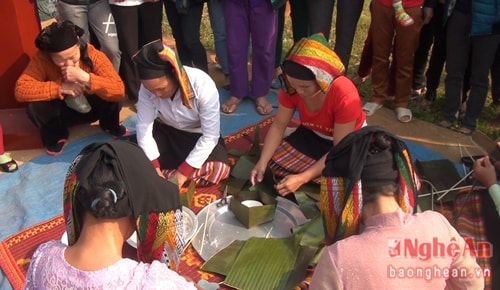 Các hội viên thể hiện sự khóe léo qua cuộc thi Gói bánh chưng.