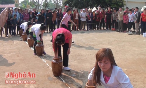 Bắt lươn - trò chơi thể hiện công việc của người phụ nữ khi nông nhà.