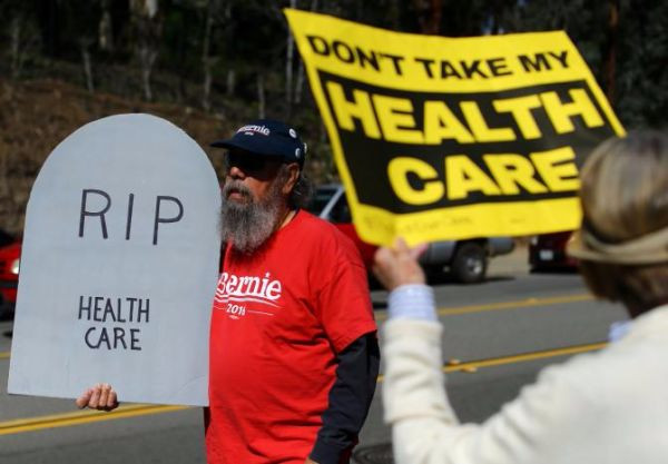 Người biểu tình phản đối việc hủy bỏ và thay thế Obamacare bên ngoài văn phòng nghị sĩ Cộng hòa Darryl Issa ở Vista California.Ảnh: New York Times