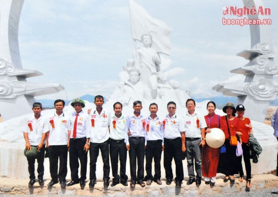 4.Ông Phạm Văn Luật (thứ 5, từ trái sang) trong lần vào thăm Tượng đài chiến sỹ Gạc Ma (ảnh gia đình cung cấp)