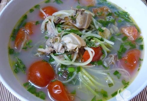 Canh trai nấu rau hẹ.