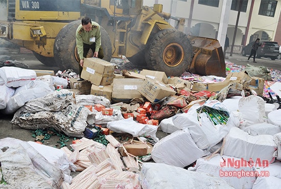 Tiêu hủy hàng giả, hàng lậu là một trong những hoạt động nhằm tạo điều kiện để phát triển sản xuất, bảo vệ quyền lợi người tiêu dùng. Ảnh Thu Huyền