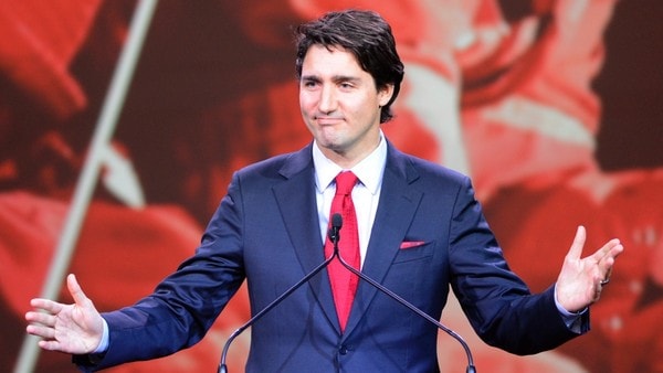 Justin Trudeau sinh ngày 25/12/1971 ở Ottawa trong một gia đình có truyền thống làm chính trị với cha là cựu Thủ tướng Pierre Elliott, ông ngoại là cựu Bộ trưởng Ngư nghiệp. Năm 2013, ông được bầu làm lãnh đạo Đảng Tự Do và ra ứng cử chức Thủ tướng vào năm 2015