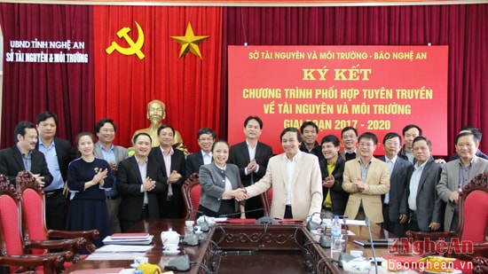 Báo Nghệ An và Sở Tài Nguyên - Môi trường ký quy chế phối hợp tuyên truyền. Ảnh: Mai Hoa.