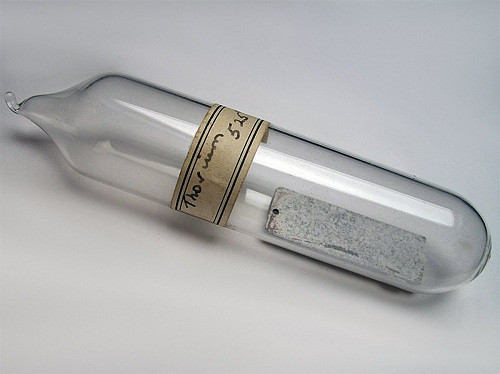 Một mẫu kim loại thori. Ảnh: Wikipedia