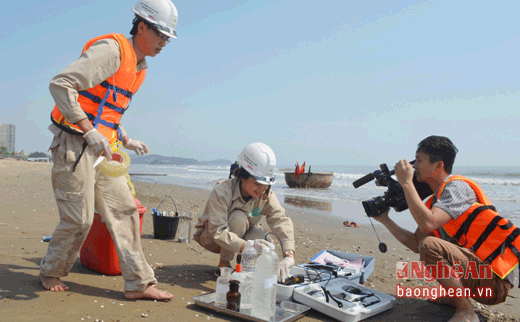 Các cán bộ Trung tâm quan trắc tài nguyên và môi trường sau đó nhanh chóng thực hiện niêm phong mẫu, đồng thời thực hiện đo nhanh các thông số PH, nhiệt độ, muối, độ đục, và DO ngay tại hiện trường.