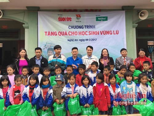 700 suất quà được trao tặng cho học sinh Trường 