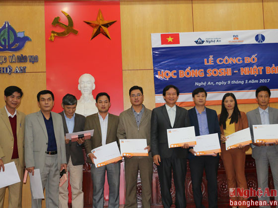 Trao chứng nhận học bổng cho đại diện các trường THPT trên địa bàn tỉnh Nghệ An. Ảnh: Mỹ Hà