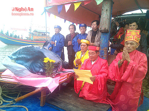Hành lễ cầu ngư tại xã Diễn Ngọc, Diễn Châu. Ảnh: Hồng Hạnh