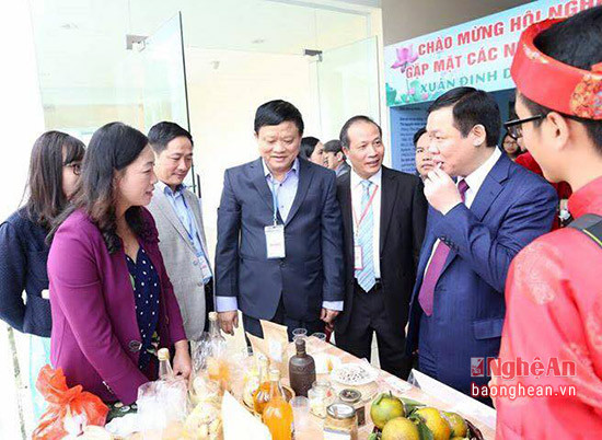 Phó Thủ tướng Vương Đình Huệ tham quan gian hàng các sản phẩm từ cam Con Cuông tại hội nghị gặp mặt các nhà đầu tư tổ chức tại Nghệ An tháng 2 vừa qua. Ảnh: Trân Châu.