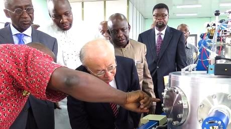 Ông Yukiya Amano thăm một nhà máy điện hạt nhân ở Ghana.Ảnh IAEA