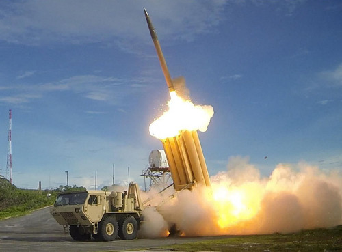 Hệ thống phòng thủ tên lửa tầm cao giai đoạn cuối (THAAD), được quân đội Mỹ chế tạo để bắn hạ các tên lửa đạn đạo tầm ngắn và tầm trung. Sau một thời gian dài thử nghiệm, năm 2008 hệ thống THAAD chính thức đi vào phục vụ trong quân đội Mỹ. THAAD tiêu diệt mục tiêu theo phương pháp tiếp cận “hit to kill” (truy đuổi - tiêu diệt), có nghĩa rằng các tên lửa đánh chặn không mang đầu đạn hạt nhân và phá hủy các mục tiêu thông qua xung lực và động năng. Giai đoạn tiếp cận tên lửa đối phương, THAAD sử dụng module đánh chặn được trang bị đầu đạn tự dẫn hồng ngoại để truy theo mục tiêu. Tên lửa tiêu diệt mục tiêu bằng động năng từ vụ va chạm tốc độ cao, không sử dụng đầu đạn chứa thuốc nổ như tên lửa thông thường.