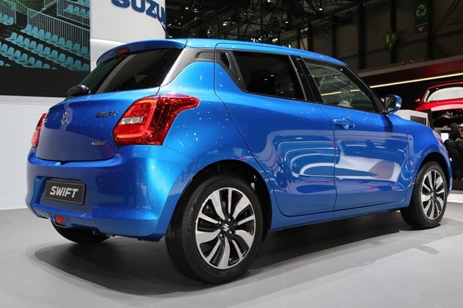 Suzuki Swift thế hệ mới sở hữu kích thước dài, rộng, cao tương ứng (3.840 x 1.735 x 1.495)mm. Chiều dài cơ sở của mẫu hatchback cỡ nhỏ này ở mức 2.450 mm. So với các phiên bản được phân phối tại quê nhà Nhật Bản, Swift mới dành riêng cho thị trường châu Âu có thiết kế bề ngang xe lớn hơn.