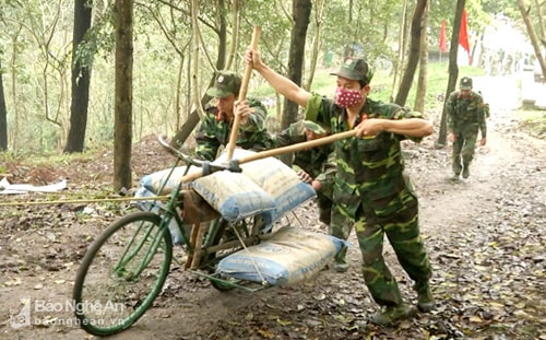 Đoàn viên, thanh niên Lữ đoàn thông tin 80 vận chuyển xi măng lên núi. Ảnh: Lê Thắng