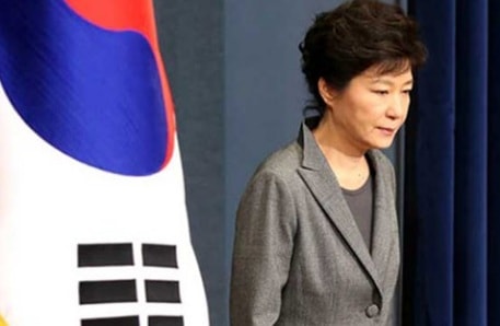 Tổng thống Hàn Quốc Park Geun-Hye đã lên truyền hình cúi đầu xin lỗi người dân. Ảnh: Yonhap