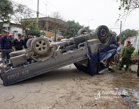 Chiếc xe lật ngửa giữa đường. Ảnh: Nguyên Hưng