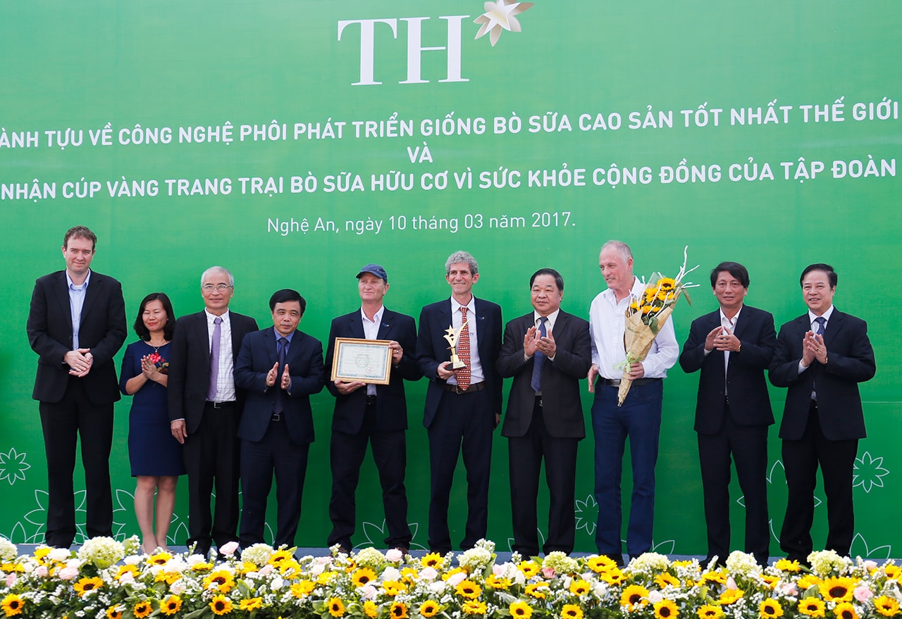 Trao Cúp vàng Trang trại bò sữa hữu cơ vì sức khỏe cộng đồng. Ảnh Đức Anh