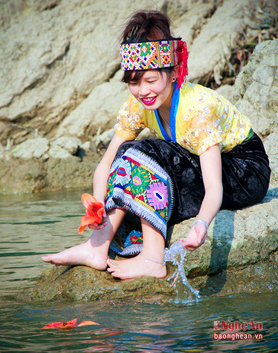 Thiếu nữ Thái bên dòng suối mát lành vào mùa Xuân. Ảnh Hồ Phương.
