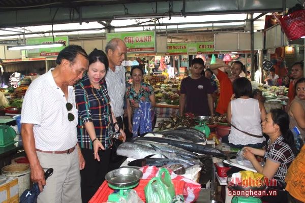 Cán bộ Sở Công Thương khảo sát mô hình chợ được chuyển đổi theo hướng văn minh, đảm bảo ATVSTP ở chợ Hàn - Đà Nẵng. Ảnh: Nguyên Sơn