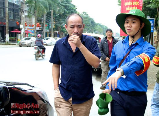 Ra quân tuyên truyền, hướng dẫn nhân dân dừng đỗ xe đúng nơi quy định trên tuyến đường Nguyễn Thị Minh Khai sáng 10/3. Ảnh tư liệu: Mỹ Nga.