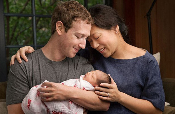 Vợ chồng Mark Zuckerberg bên con gái Max khi bé mới chào đời. Ảnh: Facebook