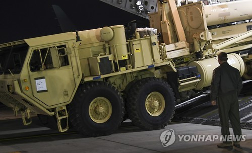 Một bệ phóng thuộc hệ thống THAAD được chuyển xuống từ máy bay vận tải tại căn cứ không quân Osan, Hàn Quốc.  Ảnh: Yonhap