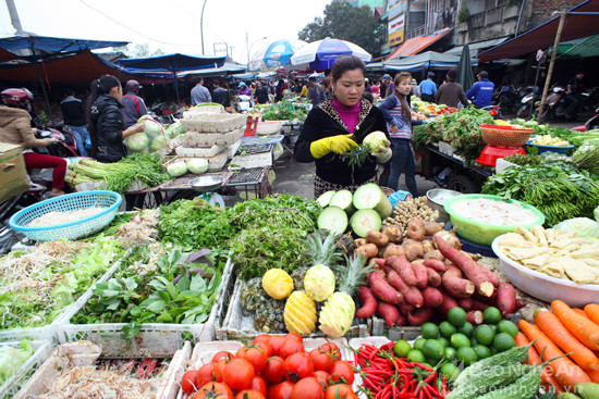 Cảnh mua bán ở chợ Vinh. Ảnh: Sách Nguyễn