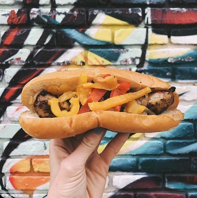 Xúc xích rắn đuôi chuông ở Wurstküche (Los Angeles, Mỹ): Wurstküche phục vụ món xúc xích truyền thống kielbasa của Ba Lan. Tuy nhiên, những ai can đảm hơn có thể thử món xúc xích làm từ thịt thỏ và rắn đuôi chuông.