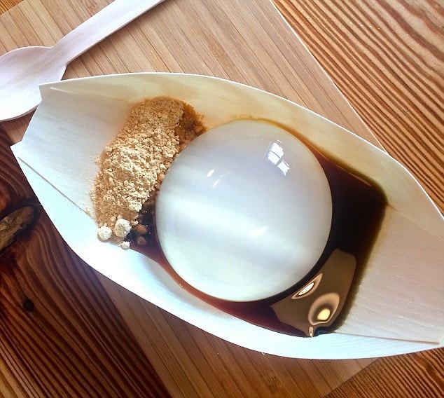 Bánh mochi giọt nước ở Smogasborg (New York, Mỹ): Ở New York, món tráng miệng của Nhật Bản - mochi giọt nước - đang là một trào lưu trên mạng xã hội. Bánh được làm từ nước và agar (một loại gelatine thực vật), ăn cùng si-rô đường nâu và kinako (bột đậu nành rang)