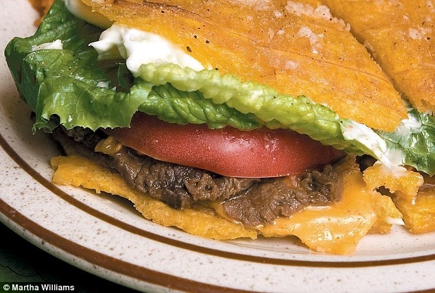 Bánh mì kẹp jibarito ở El Nuevo Borinquen (Chicago, Mỹ): El Nuevo Borinquen là nhà hàng chuyên phục vụ các món ăn của Puerto Rica. Món bánh jibarito có phần nhân giống như bánh sandwich bình thường, nhưng được kẹp giữa hai lát chuối tá quạ thơm ngon.