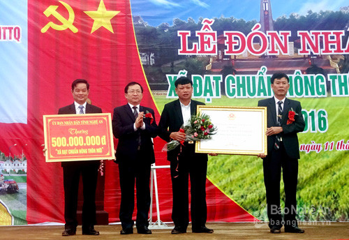 Đồng chí Đinh Viết Hồng trao Bằng công nhận xã đạt chuẩn Nông thôn mới cho đại diện xã Liên Thành. Ảnh: Anh Tuấn.