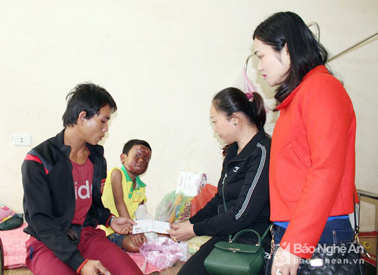 Hay tin hoàn cảnh của bé Lô Văn Xuyên, các nhà hảo tâm tìm đến Bệnh viện Đa khoa huyện Tương Dương để hỗ trợ. Ảnh: Đình Tuân.