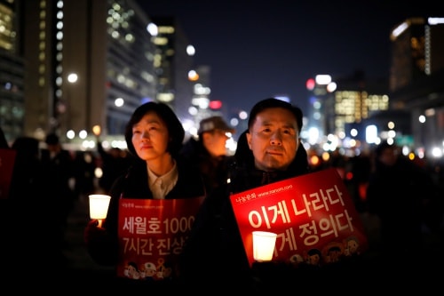 Người biểu tình hôm qua tụ tập, kêu gọi bắt bà Park ở thủ đô Seoul. Ảnh: Reuters