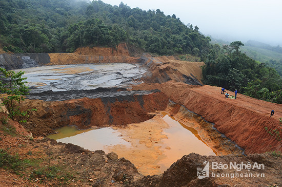Đập chứ bùn thải của Công ty CP Kim loại màu Nghệ Tĩnh trên núi Lan Toong (xã Châu Thành, Quỳ Hợp) bị vỡ.