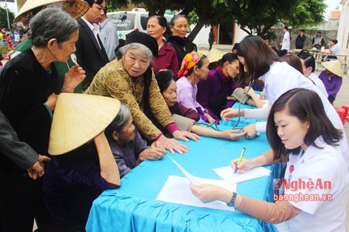 Khám, tư vấn sức khoẻ cho nhân dân trên địa bàn. Ảnh: Bích Hường.