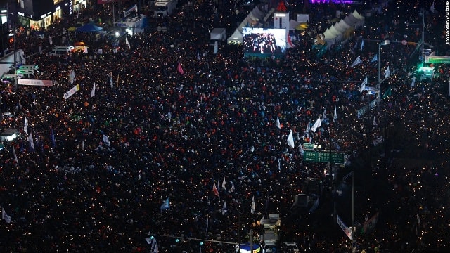 Hàng trăm nghìn người đổ xuống đường biểu tình phản đối Park. Ảnh: Getty.