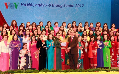 Ông Nguyễn Thiện Nhân tặng hoa Ban Chấp hành Trung ương Hội Liên hiệp Phụ nữ Việt Nam khóa XII.