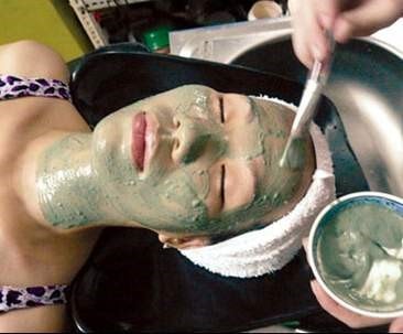 Nên lựa chọn kỹ càng các sản phẩm dưỡng da và các salon thẩm mỹ uy tín.