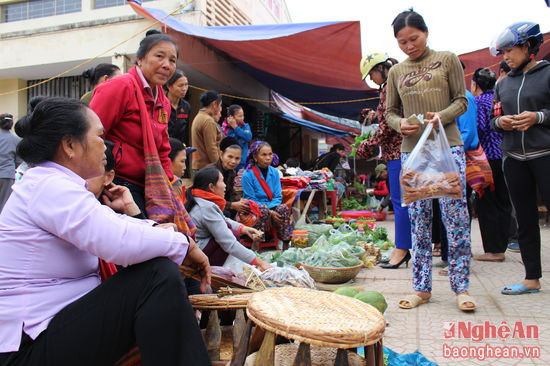 Chợ phiên xã Tam Thái (Tương Dương ) họp phiên đầu tiên vào ngày 14/9/2014, trước kia chợ chỉ họp mỗi tháng một lần vào ngày 14 và 15 nay mỗi tháng họp 3 ngày. Chợ phiên là nới để nhân dân trên địa bàn tham gia trao đổi các mặt hàng mang nét đặc trưng của phiên chợ vùng cao  như: Chuột, nhái, ốc, cá tôm khe….