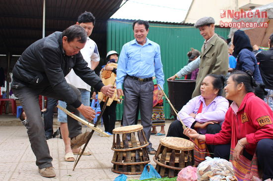 Vị khách hàng này đến từ huyện Đô Lương có dịp qua đây đúng vào phiên chợ cũng kịp mua cho mình chiếc nỏ 
